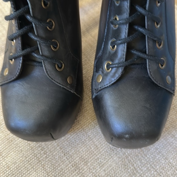 Lita Platform Lace-up Boot in Black Distressed
JEFFREY CAMPBELL - Picture 6 of 12